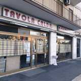 ...tra questi una farmacia, un negozio di giocattoli e la pizzeria �Nonno Marcello� che conserva ancora la scritta retr� �tavola calda�